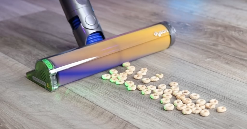 V12 Detect Slim Laser Slim Fluffy cleaner head vacuuming cereal