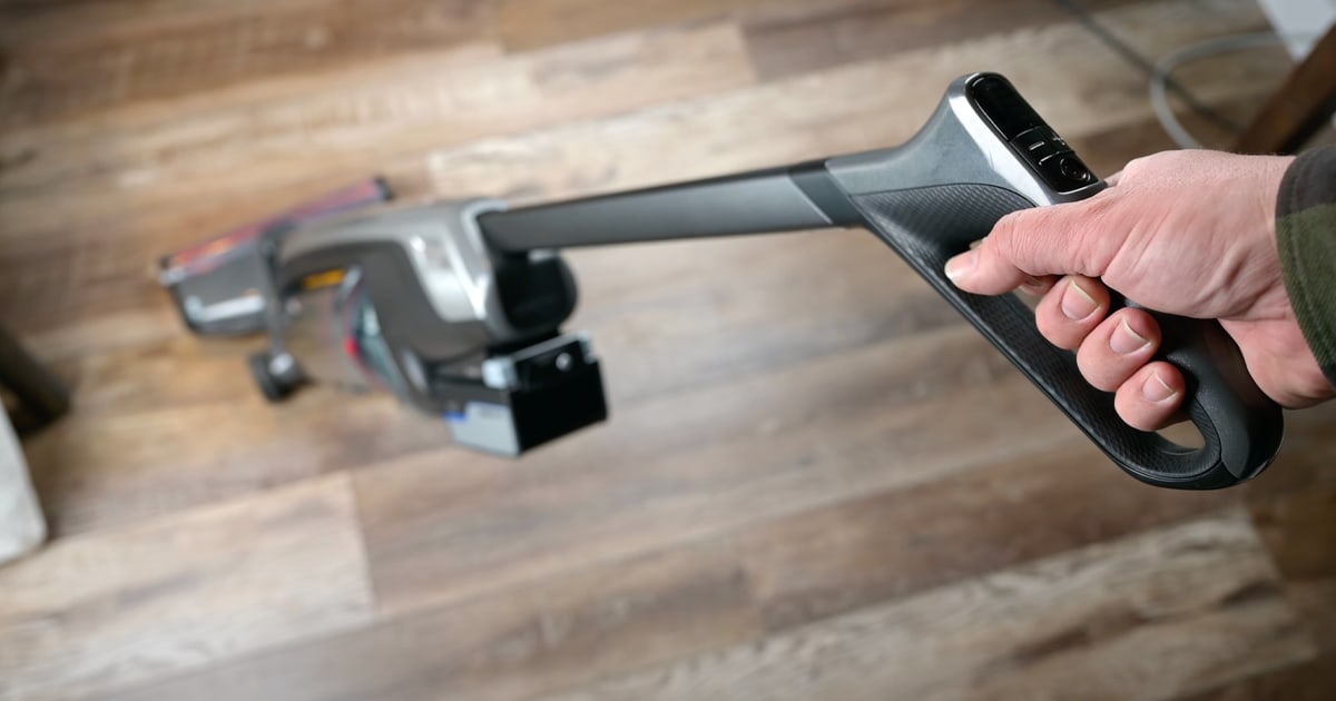 https://vacuumwars.com/wp-content/uploads/2023/02/The-Hoover-ONEPWR-Evolve-Pet-Elite-is-lightweight-and-easy-to-use.jpg