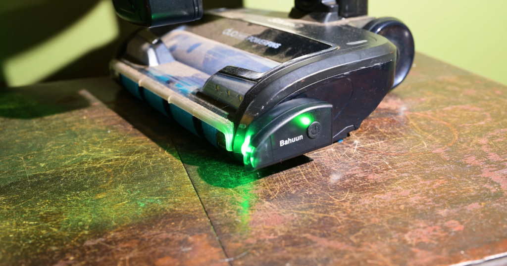 Bahuun laser mounted on Shark DuoClean © Vacuum Wars