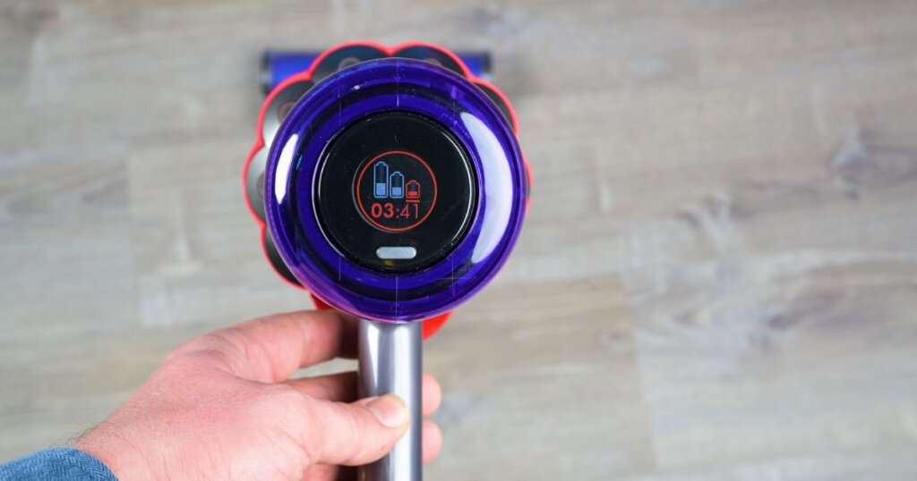 Close-up of the Dyson Digital Slim’s LCD screen showing remaining battery life in minutes and battery icons.