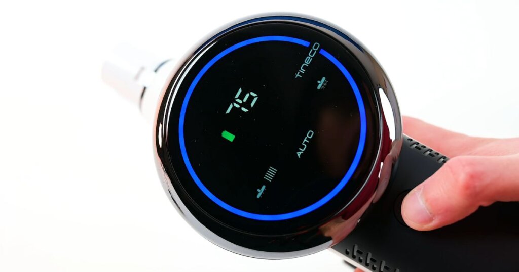 Digital battery display screen on a Tineco cordless vacuum showing real-time remaining runtime and power mode.