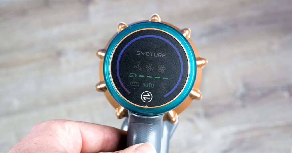 Top view of the Smoture VAC01 digital display panel, showing fan settings and battery indicators.