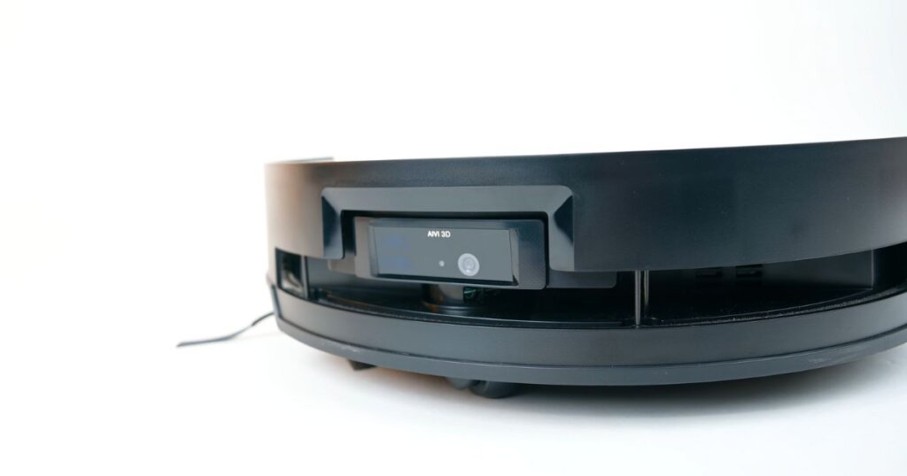 Front-facing view of the Yeedi S14 Plus obstacle avoidance sensor labeled "AI 3D" in the center of the robot.