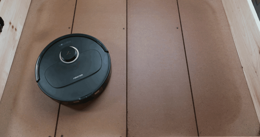 The Qrevo S5V in our crevice test, scoring 1.5 less than the average of 2.0