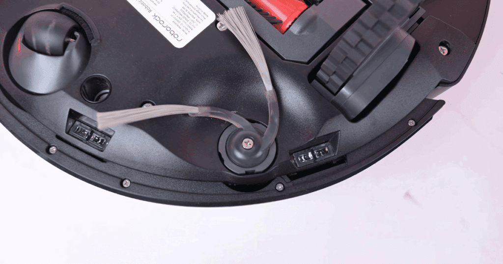 The Roborock Qrevo S5V has a fixed side brush with an anti-tangle design