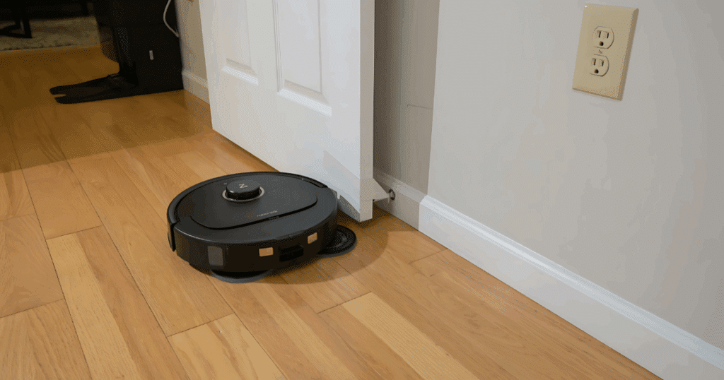 The Roborock Qrevo S5V extends one mop pad to the side to clean along edges