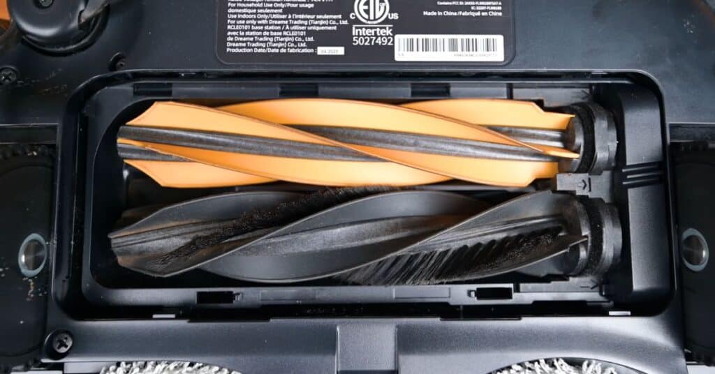 Close-up view of Dreame L50 Ultra’s dual brush roll system featuring rubber and bristle brushes.