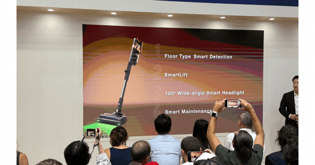 Tineco Pure One A90S with Smart Detection and SmartLift, adjusting suction and brush roll for floor types and lifting the head to capture debris up to 0.9 cm.