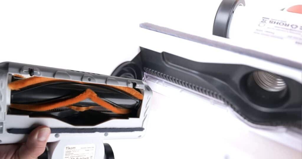 Tikom V500 cordless vacuum floorhead with active hair removal system, tested on a 14-inch hair tangle test where it resisted tangles almost perfectly.