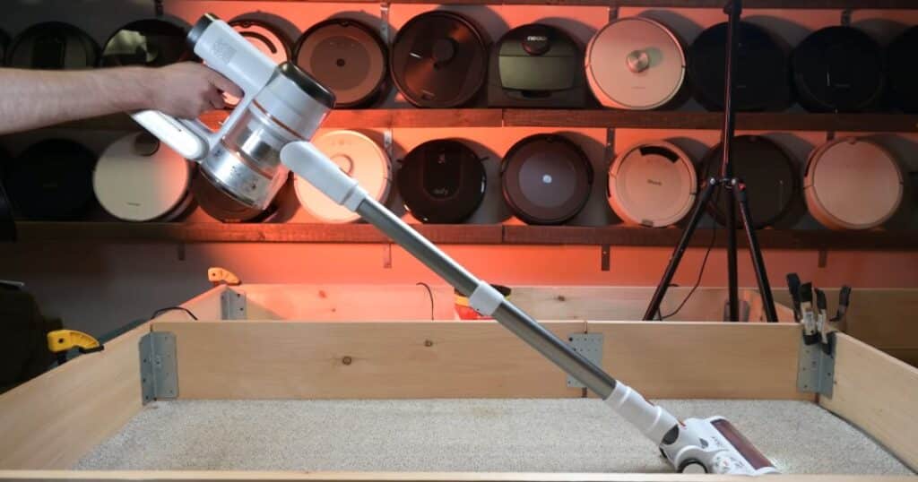 Carpet deep clean test of the Tikom V500 cordless vacuum on medium pile carpet with sand, where it removed 89% compared to the 93% average.