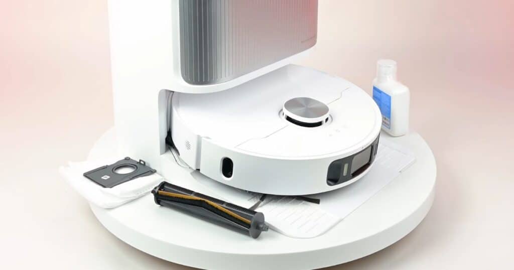 Close-up of a TriCut brush roller removed from a Dreame robot vacuum, designed with three cutting edges to reduce tangling and channel debris.