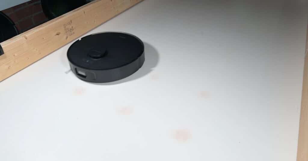 Vacuum Wars dried-on stain mopping test with the MOVA S10