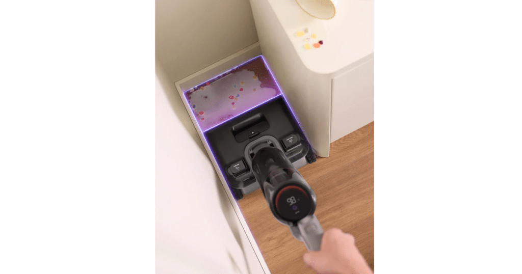 Eureka NEW880 Hard Floor Cleaner | Vacuum Wars Eureka NEW880 hard floor cleaner with triple-sided edge cleaning design