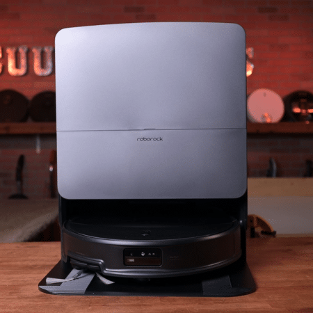 Roborock Saros 20 in studio 450 ©Vacuum Wars | Vacuum Wars