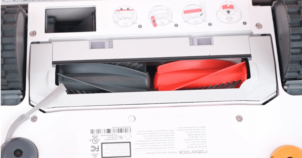 Roborock Qrevo Curv 2 Flow duodivid brush | Vacuum Wars Roborock Qrevo Curv 2 Flow DuoDivide rubber main brush with split center design for preventing hair tangles