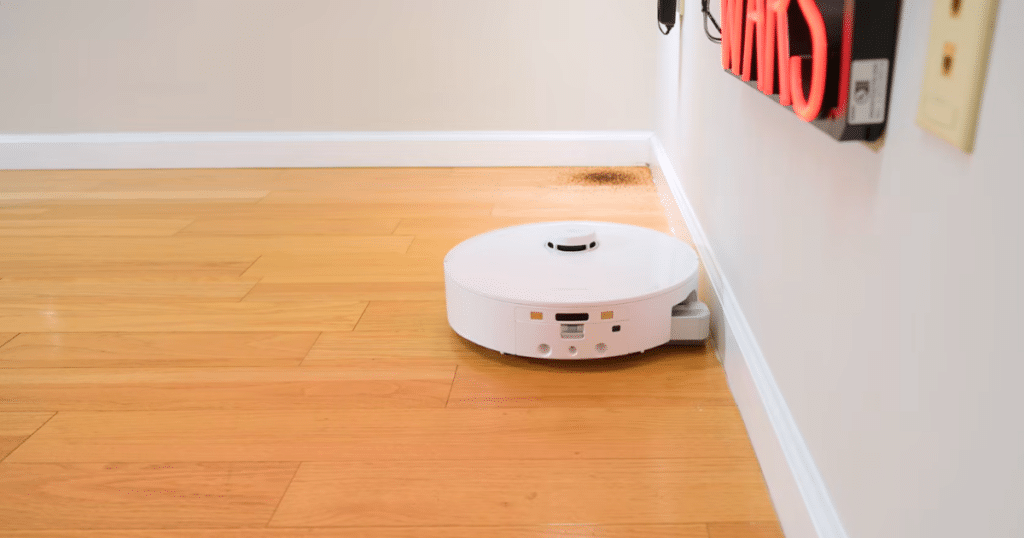 Roborock Qrevo Curv 2 Flow extending mop | Vacuum Wars Roborock Qrevo Curv 2 Flow roller mop extending for edge cleaning with 15N downward pressure and 15mm carpet lift