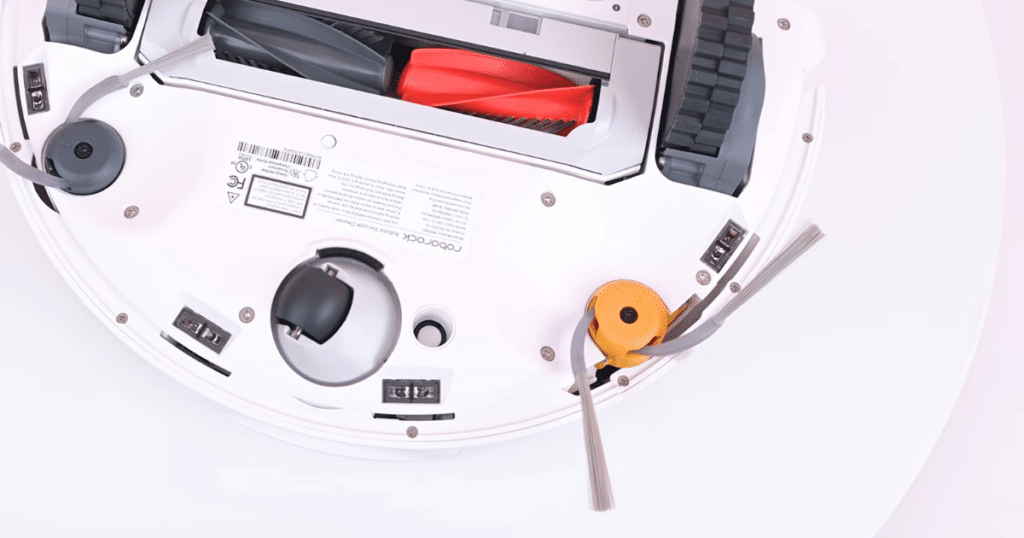 Roborock Qrevo Curv 2 Flow side brushes | Vacuum Wars Underside of the Roborock Qrevo Curv 2 Flow showing dual spinning side brushes with automatic lift feature