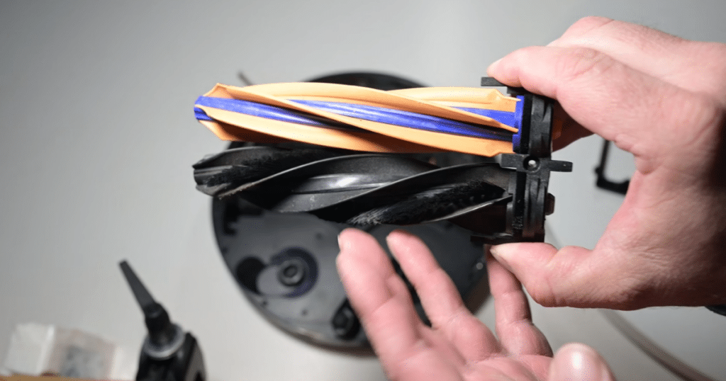 Dreame X60 Max Ultra Complete 0 hair tangle | Vacuum Wars Dreame X60 Max Ultra Complete DuoDivide anti-tangle brush with zero hair wrap after 7-inch hair test