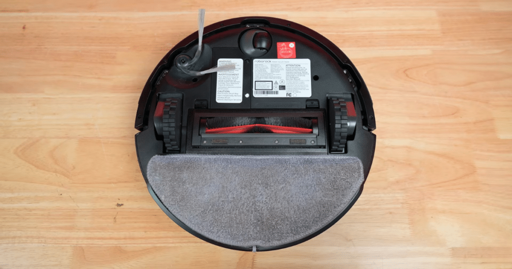 Roborock Q7 M5 mop pad | Vacuum Wars Roborock Q7 M5 underside showing flat mop pad system with electronic water tank and adjustable water flow settings