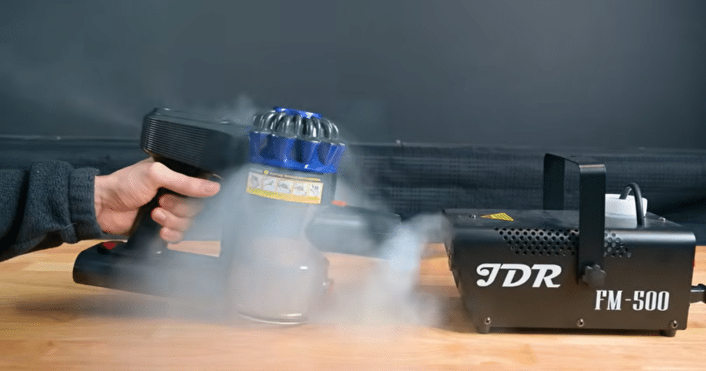 KARDV V06 filtration fog | Vacuum Wars The KARDV V06 cordless vacuum undergoing Vacuum Wars fog filtration testing, showing visible smoke escaping from the exhaust despite the vacuum’s advertised seven-stage HEPA filtration system.