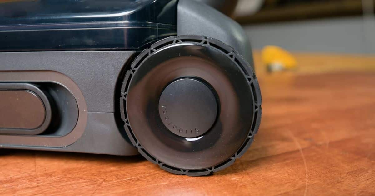 | Vacuum Wars Close-up of the Roborock F25 Ultra’s wheel, showing the SlideTech 2.0 wheel assistance system on the side of the floor head.