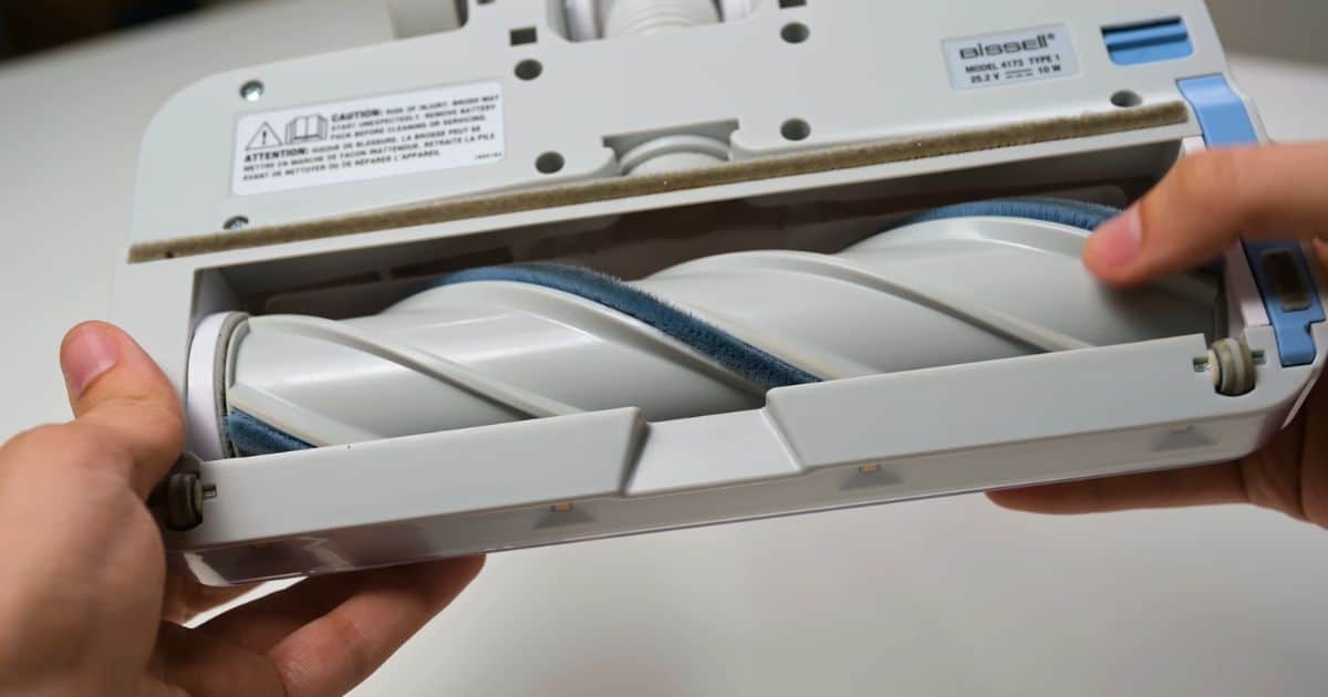 | Vacuum Wars Bissell PowerClean 4173 tangle-free brush roll shown close up on the underside of the floor head.