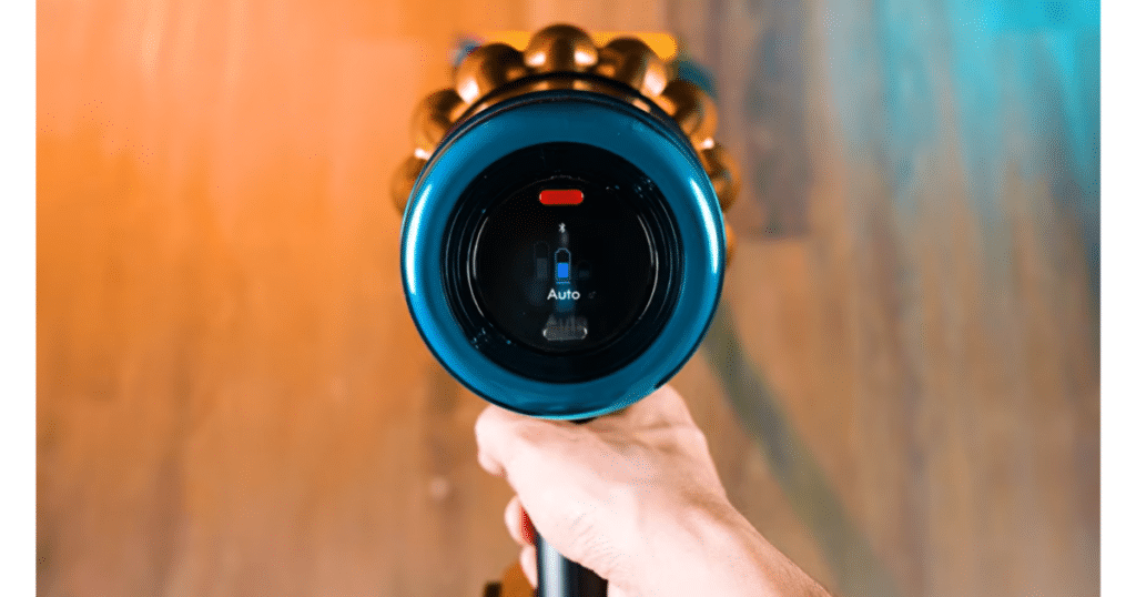 Dyson V16 Piston Animal Submarine Automatic Suction Adjustment | Vacuum Wars Dyson V16 Piston Animal display showing auto mode and particle detection during use.