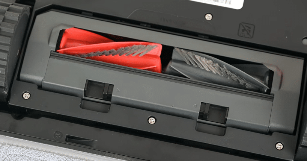 Roborock Saros 20 Sonic duodivide brush | Vacuum Wars Close-up of the Roborock Saros 20 Sonic DuoDivide brush with its split brush-roll design that directs hair and debris toward the center opening.