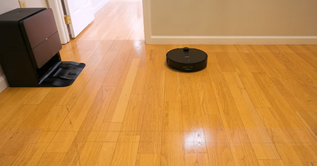 Roborock Saros 20 Sonic navigation | Vacuum Wars Roborock Saros 20 Sonic navigating across a hardwood floor during the Vacuum Wars navigation and battery efficiency tests.