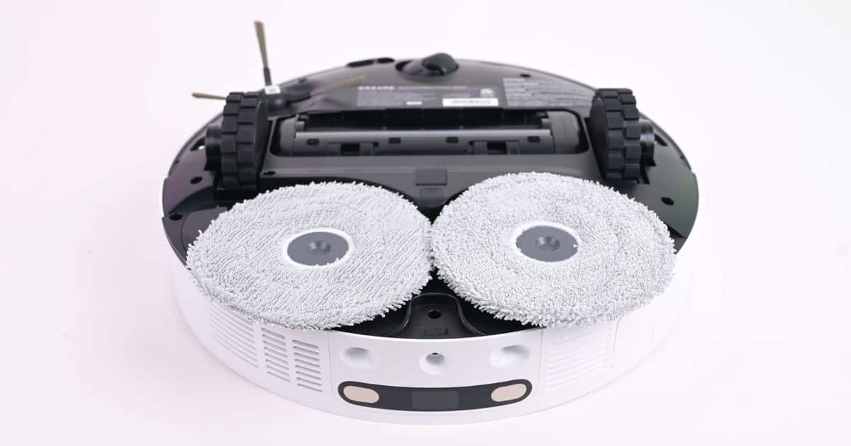 Dreame-D30-Ultra-Review-mop-pads | Vacuum Wars Underside look at the 2 mop pads on the Dreame D30 Robot Vacuum and Mop combo.