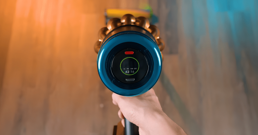 Dyson V16 Piston Submarine Digital Battery Life Indicator | Vacuum Wars Cordless vacuum LCD screen displaying a digital battery life indicator with estimated runtime remaining.