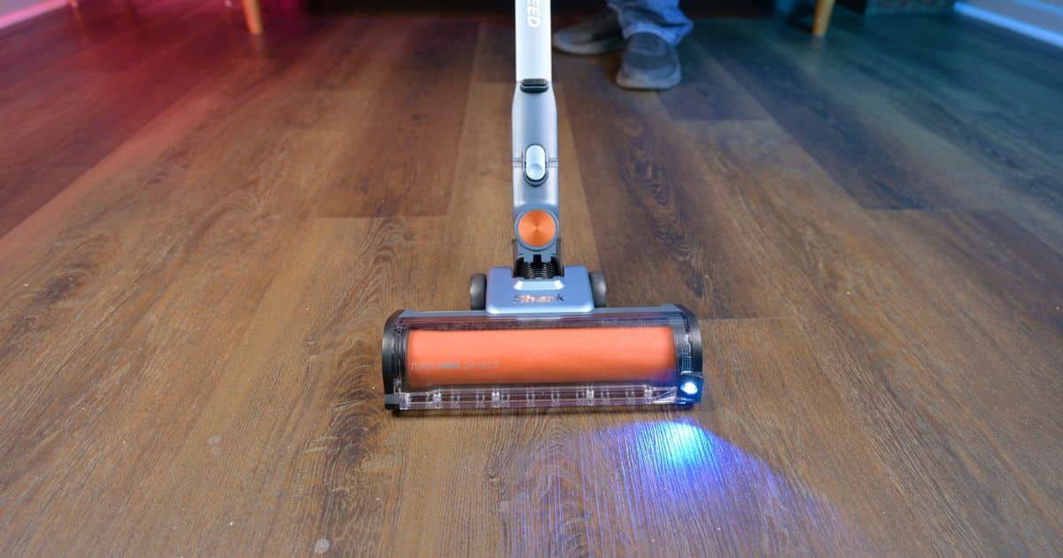 | Vacuum Wars Front view of the Shark PowerDetect Speed Clean & Empty floorhead showing the single orange brushroll and enlarged openings along the front edge.
