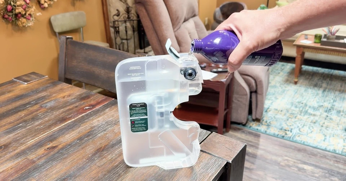 Shark AquaReach WD551 clean water tank | Vacuum Wars Filling the Shark AquaReach WD551 clean-water tank with cleaning solution.