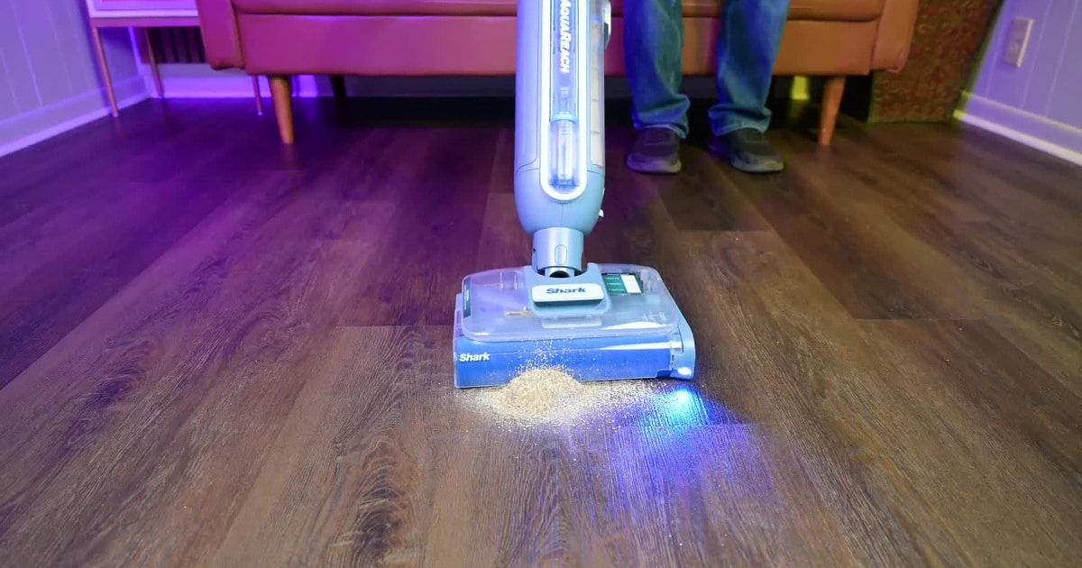 Shark AquaReach WD551 hero | Vacuum Wars Shark AquaReach WD551 cleaning head with Reveal light at the Vacuum Wars studio.