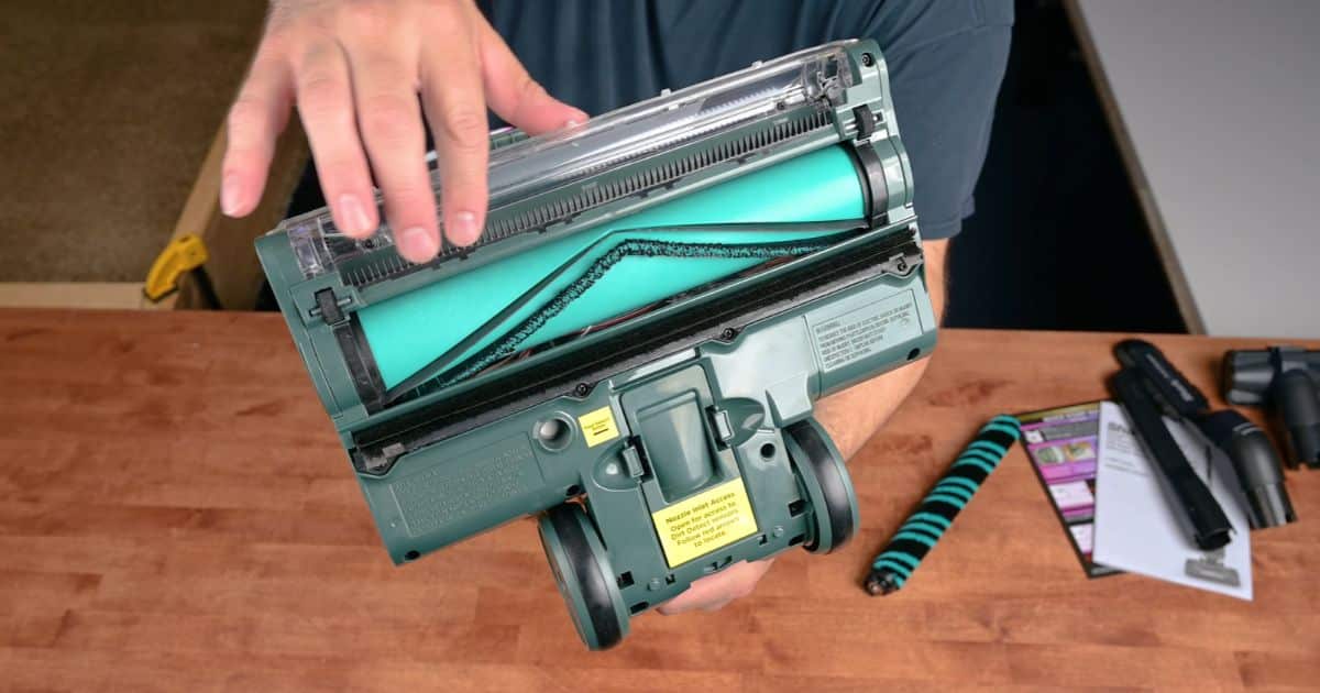 | Vacuum Wars Close-up of the Shark Detect Pro LA802 floorhead showing the built-in comb that clears hair from the brushroll during cleaning.