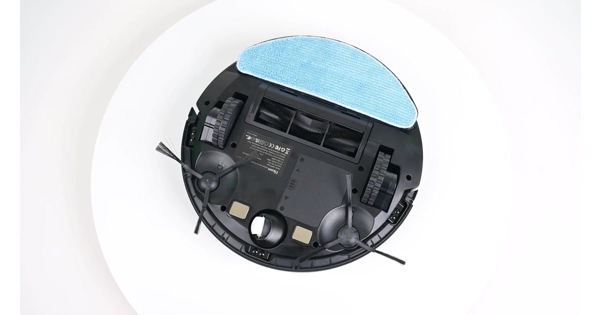 Tikom G8000 Max brushes and mop | Vacuum Wars Underside of the Tikom G8000 Max showing its main brush, two side brushes and flat mop pad.